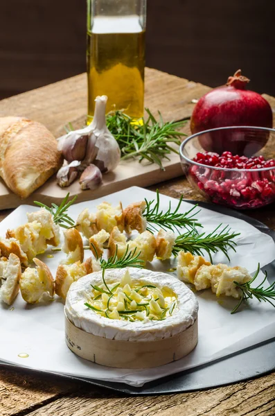 Preparação para Camembert cozido no forno com alho e alecrim — Fotografia de Stock