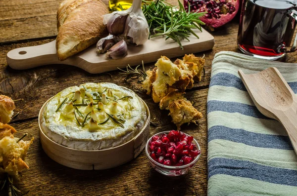 Sarımsak ve biberiye ile pişmiş peyniri — Stok fotoğraf