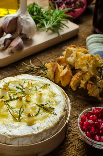 Camembert al horno con ajo y romero —  Fotos de Stock