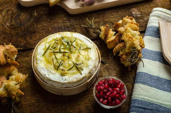 Camembert assado com alho e alecrim — Fotografia de Stock