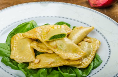 Ev yapımı mantı ıspanak ve ricotta ile doldurulmuş