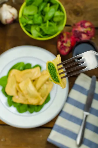 Homemade ravioli stuffed with spinach and ricotta — Stock Photo, Image
