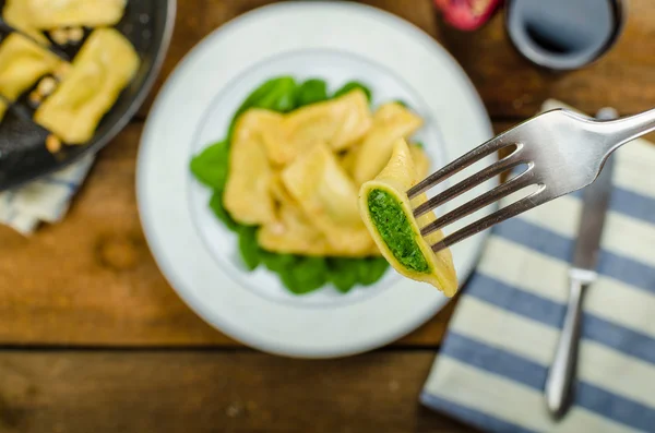 Homemade ravioli stuffed with spinach and ricotta — Stock Photo, Image