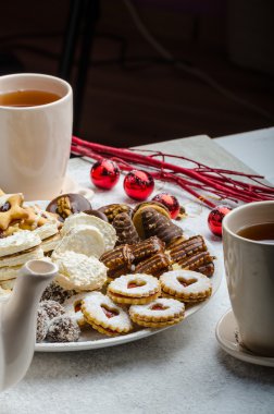 Noel kurabiyeleri ve taze çay