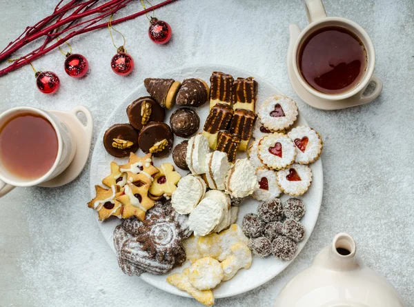 Weihnachtsplätzchen und frischer Tee — Stockfoto