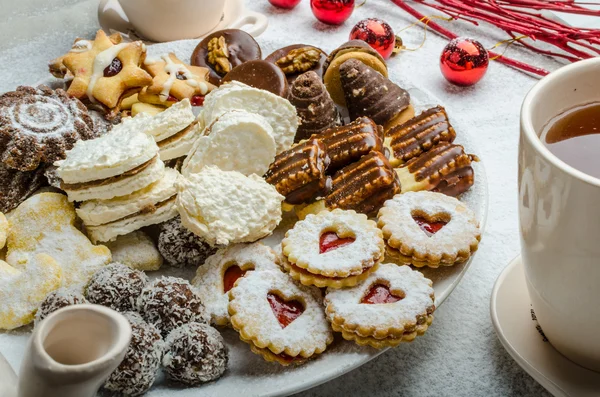 Biscoitos de Natal e chá fresco — Fotografia de Stock