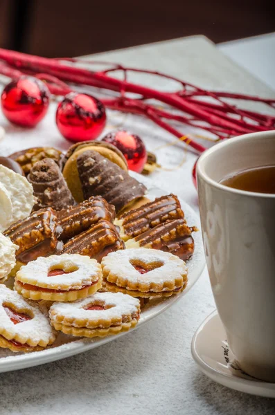 Christmas cookies and fresh tea — Stock Photo, Image