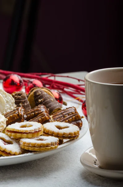 Weihnachtsplätzchen und frischer Tee — Stockfoto