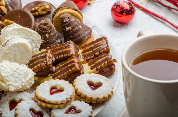 Weihnachtsplätzchen und frischer Tee — Stockfoto