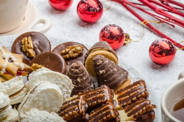 Biscoitos de Natal e chá fresco — Fotografia de Stock