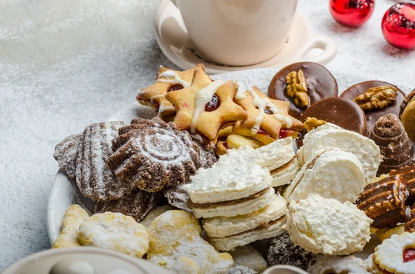 Świąteczne ciasteczka i świeże herbaty — Zdjęcie stockowe