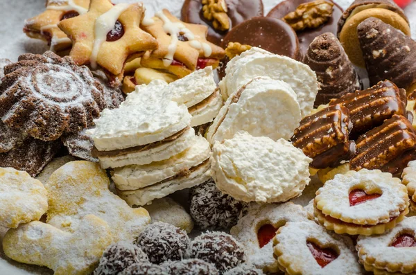 Christmas cookies and fresh tea — Stock Photo, Image