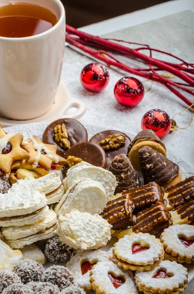 Weihnachtsplätzchen und frischer Tee — Stockfoto