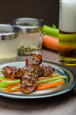 Yapışkan teriyaki tavuk şiş gevrek lahana salatası ile