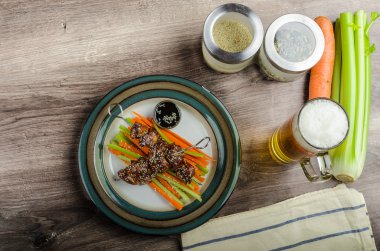 Yapışkan teriyaki tavuk şiş gevrek lahana salatası ile