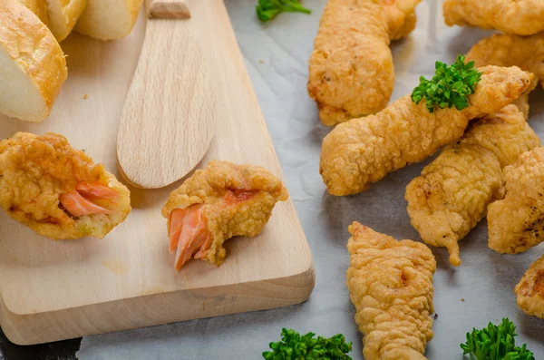 Salmón en masa de hierbas con aderezo picante — Foto de Stock