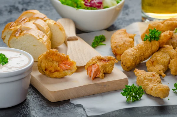 Salmon in herb batter with spicy dressing — Stock Photo, Image