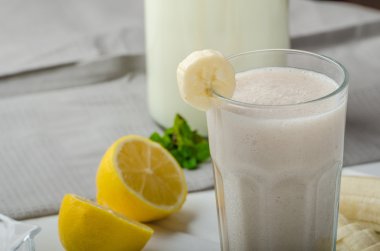 Ev yapımı muz smoothie
