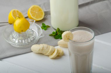 Ev yapımı muz smoothie