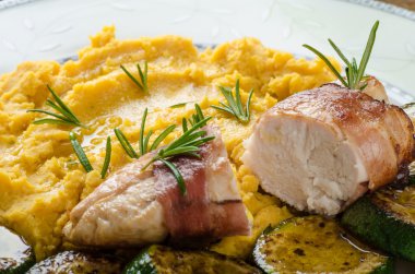 Kara Orman jambon ve bezelye püresi ile tavuk göğsü