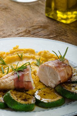 Kara Orman jambon ve bezelye püresi ile tavuk göğsü