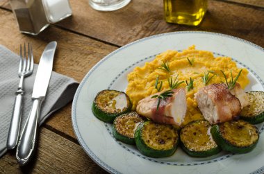 Kara Orman jambon ve bezelye püresi ile tavuk göğsü