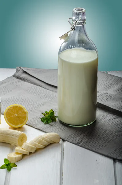 Domestic milk from organic farms — Stock Photo, Image