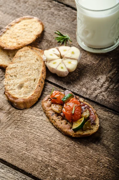 Bruschetta con verduras mediterráneas —  Fotos de Stock