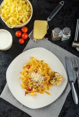 Sarımsak ve domates ile ev yapımı tagliatelle
