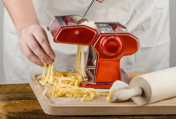 Pastas de producción de chef - Molinillo de pasta italiana —  Fotos de Stock