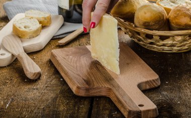 Lezzetli olgun peynirli gevrek baget ve şarap