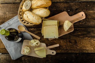 Lezzetli olgun peynirli gevrek baget ve şarap