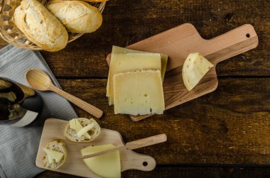 Lezzetli olgun peynirli gevrek baget ve şarap