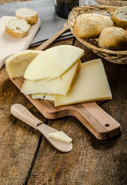 Delicioso queijo maduro com baguete crocante e vinho — Fotografia de Stock
