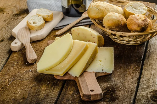 Delicious ripe cheese with crispy baguette and wine — Stock Photo, Image