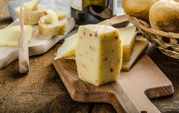 Delicioso queijo maduro com baguete crocante e vinho — Fotografia de Stock