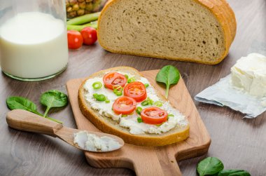 Taze ekmek krem peynir ile bulaşmış