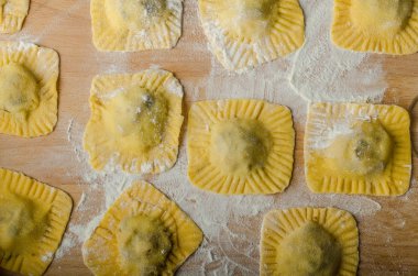 Ev yapımı mantı ıspanak ve ricotta ile doldurulmuş