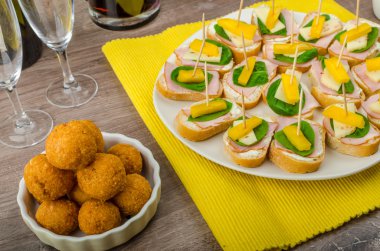 Yeni yıl arifesi yemek kutlamaları