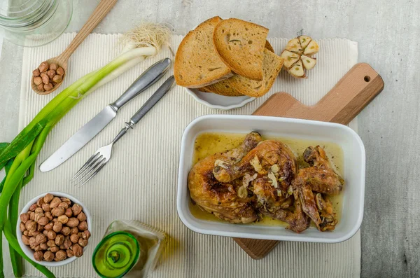 Gebraden kip delen met bio knoflook, kruid-knoflook toast — Stockfoto