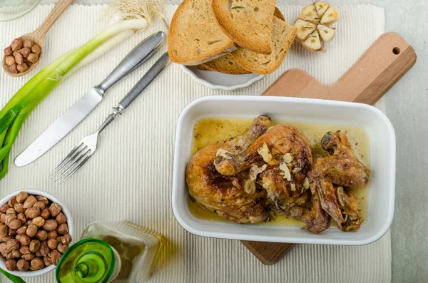 바이오 마늘으로 구운된 닭 부품, 허브 마늘 토스트 — 스톡 사진