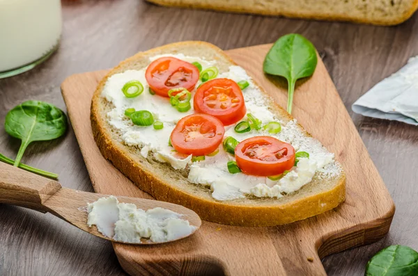 Pane fresco spalmato con crema di formaggio — Foto Stock