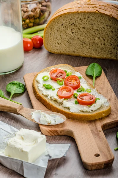 Vers brood besmeurd met roomkaas — Stockfoto