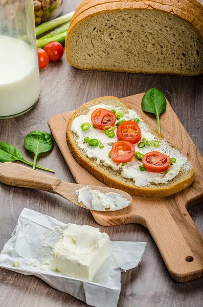 Čerstvý chleba potřené smetanovým sýrem — Stock fotografie