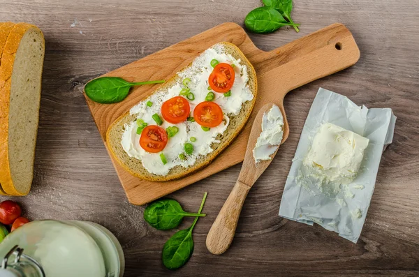 Pan fresco untado con queso crema —  Fotos de Stock