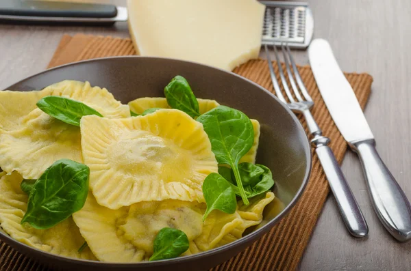 Homemade ravioli stuffed with spinach and ricotta — Stock Photo, Image