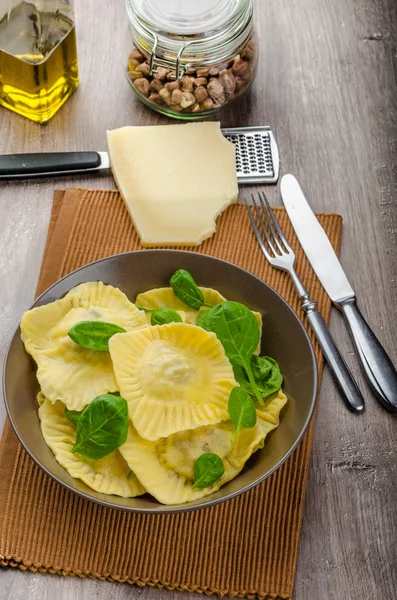 Ravioli fatti in casa ripieni di spinaci e ricotta — Foto Stock