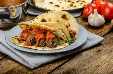 Köfte ve domates sosu ile Hint naan