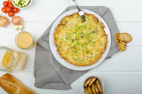 Omeleta s cuketou a sýrem mozzarella, jarní cibulkou — Stock fotografie