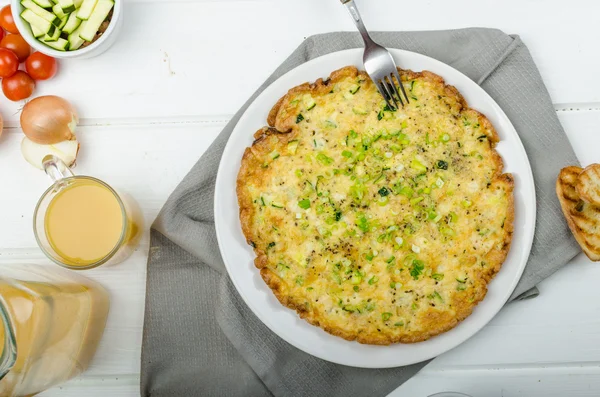 Omelete com abobrinha e queijo mussarela, cebolinha — Fotografia de Stock